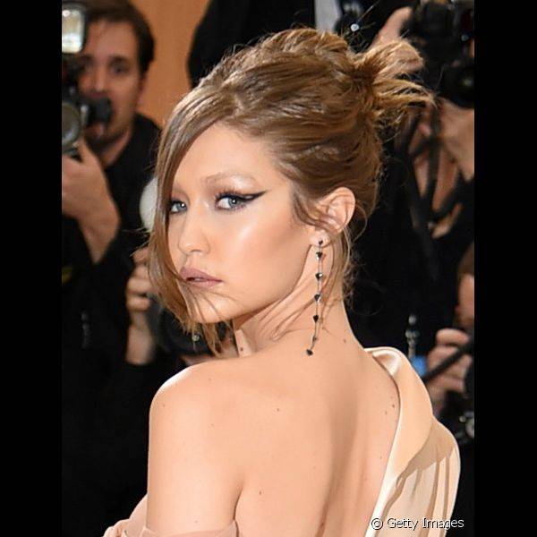 Fique por dentro dos detalhes da maquiagem da modelo Gigi Hadid no Met Gala 2017 e repita o passo a passo em casa (Foto: Getty Images)